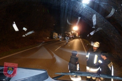 Einsatz Nr.170/2011: Schwerer Verkehrsunfall auf der B 16 - Straße gesperrt