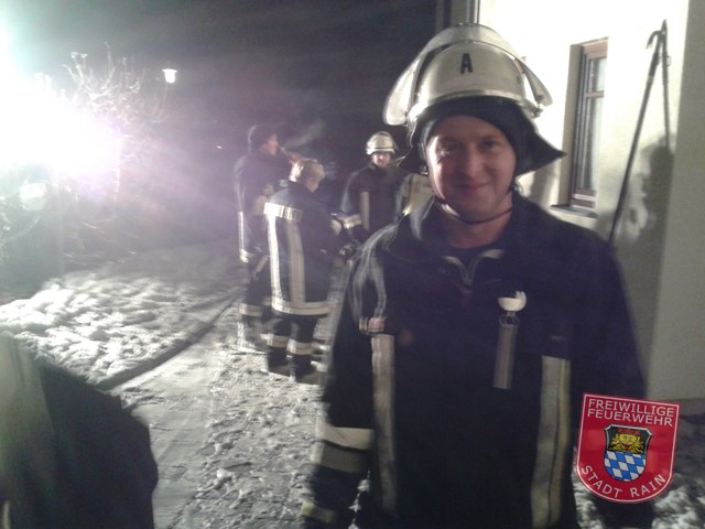 Einsatz Nr.87/2013: Feuer zerstört Garage und Autos