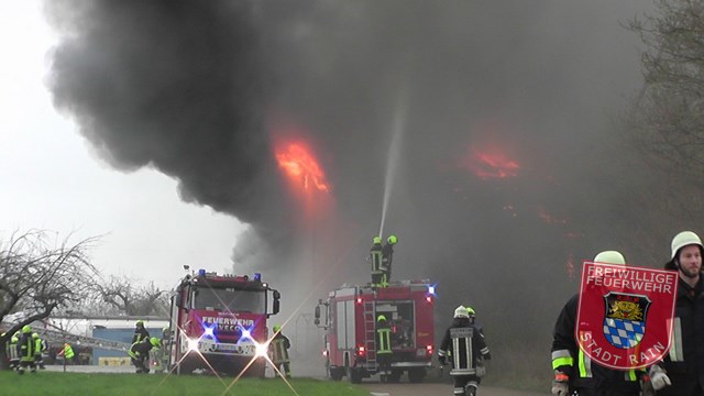 Einsatz Nr.97/2014: Feuer verwandelt Halle in Trümmerfeld